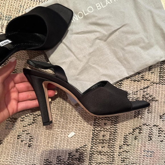 Manolo Blahnik Elegant Black Heels - Picture 3 of 4